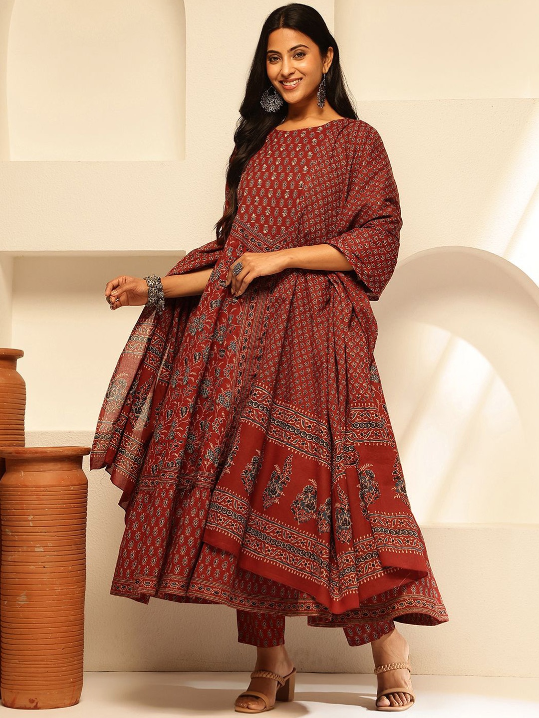 

Vbuyz Floral Printed Round Neck Sequinned Pure Cotton Kurta With Trouser & Dupatta, Maroon