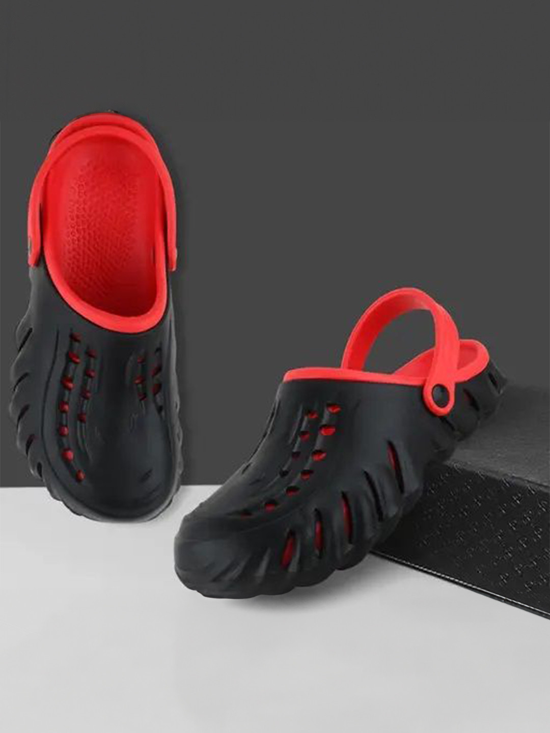 

PENNEN Men Self Design Clogs, Red