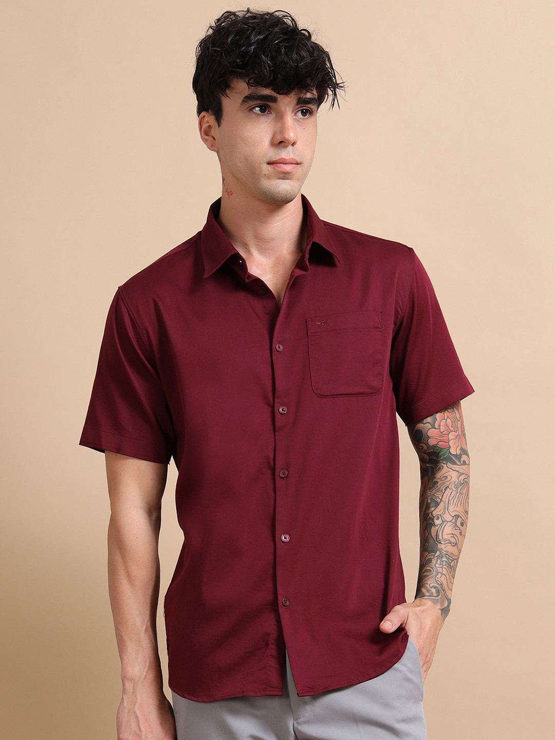 

RIGS AND RAGS Men Custom Fit Spread Collar Solid Satin Casual Shirt, Maroon