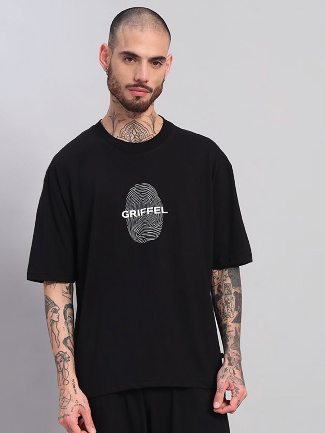 

GRIFFEL Men Printed Drop-Shoulder Sleeves Ultralite T-shirt, Black