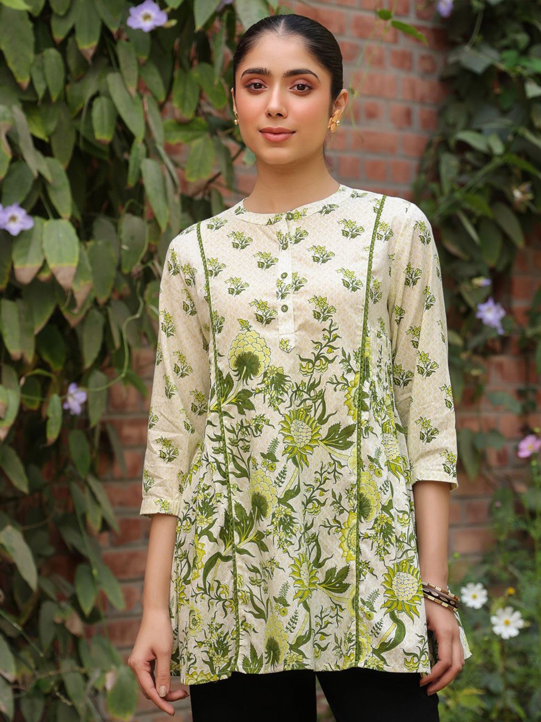 

SAVI Women Floral Printed Mandarin Collar Ethnic Cotton Top, Green