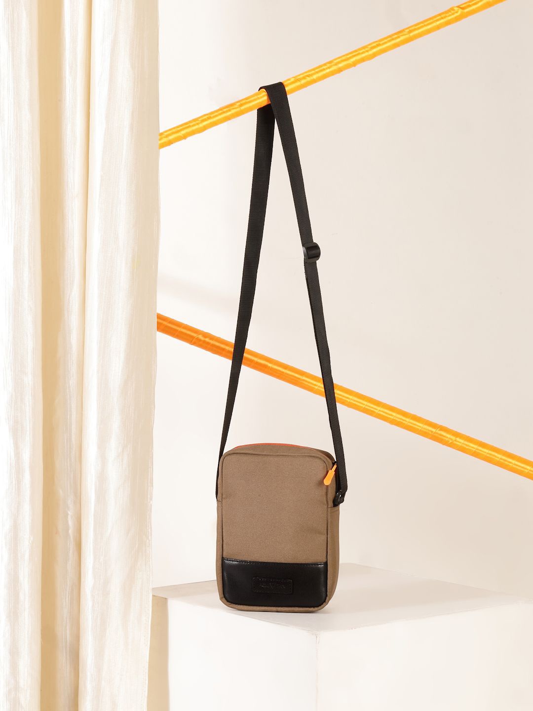 

AQUATAN Men Messenger Bag, Brown