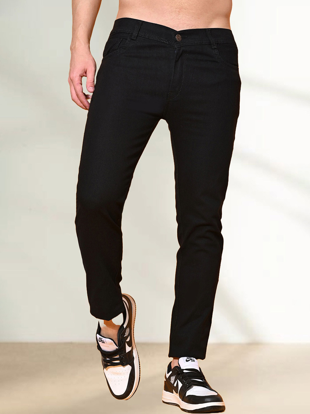 

LINARIA Men Classic Tapered Fit Stretchable Mid-Rise Jeans, Black