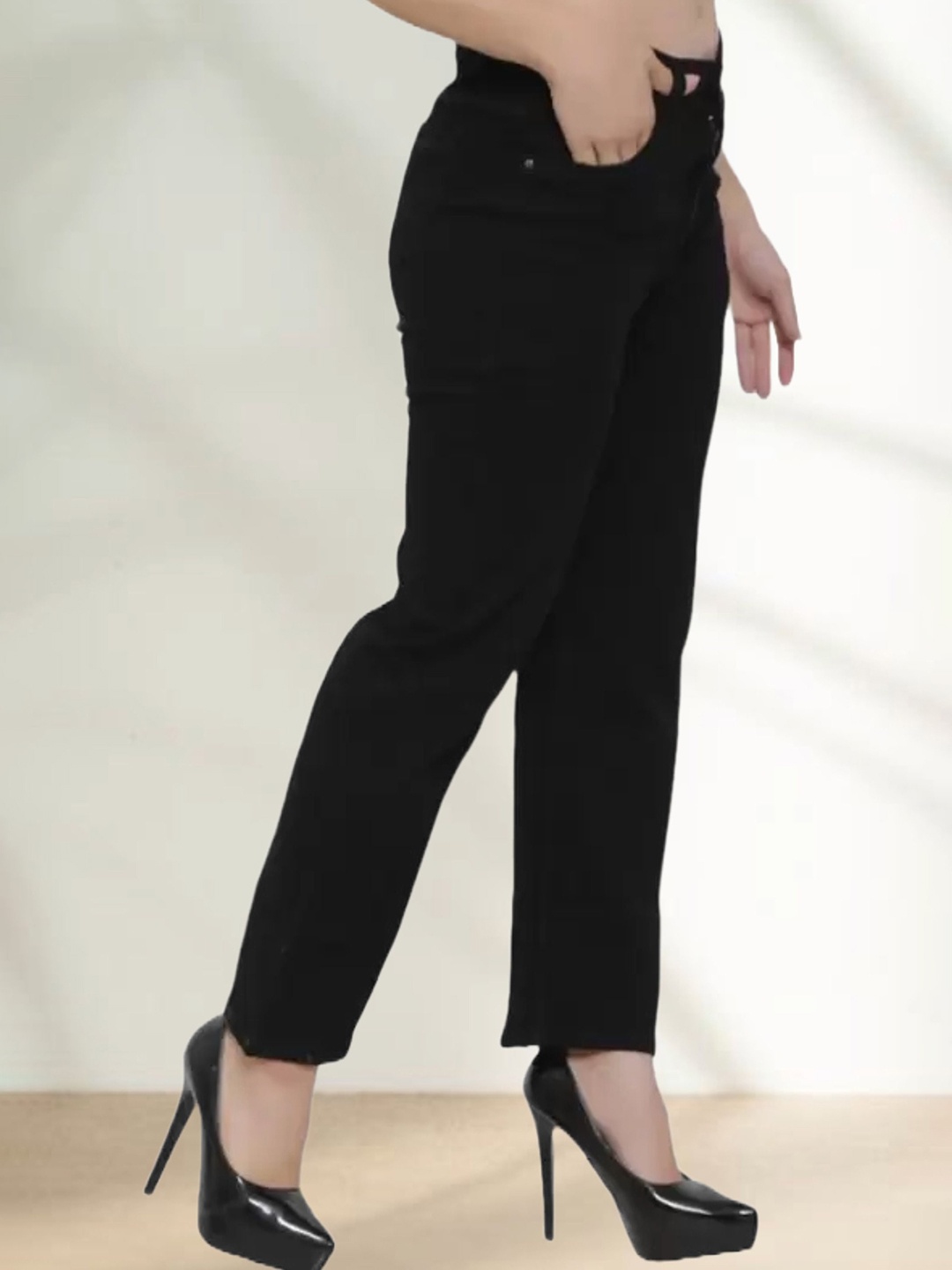 

LINARIA Women Classic Relaxed Fit Slash Knee Jeans, Black
