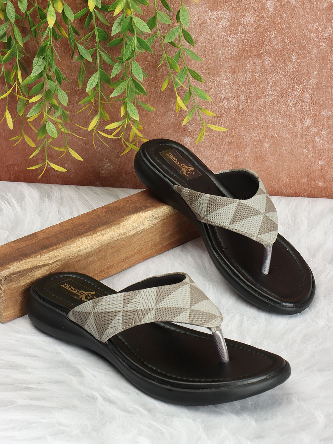 

TWINSSHOE Women Printed Grey Casual Open Toe Flats