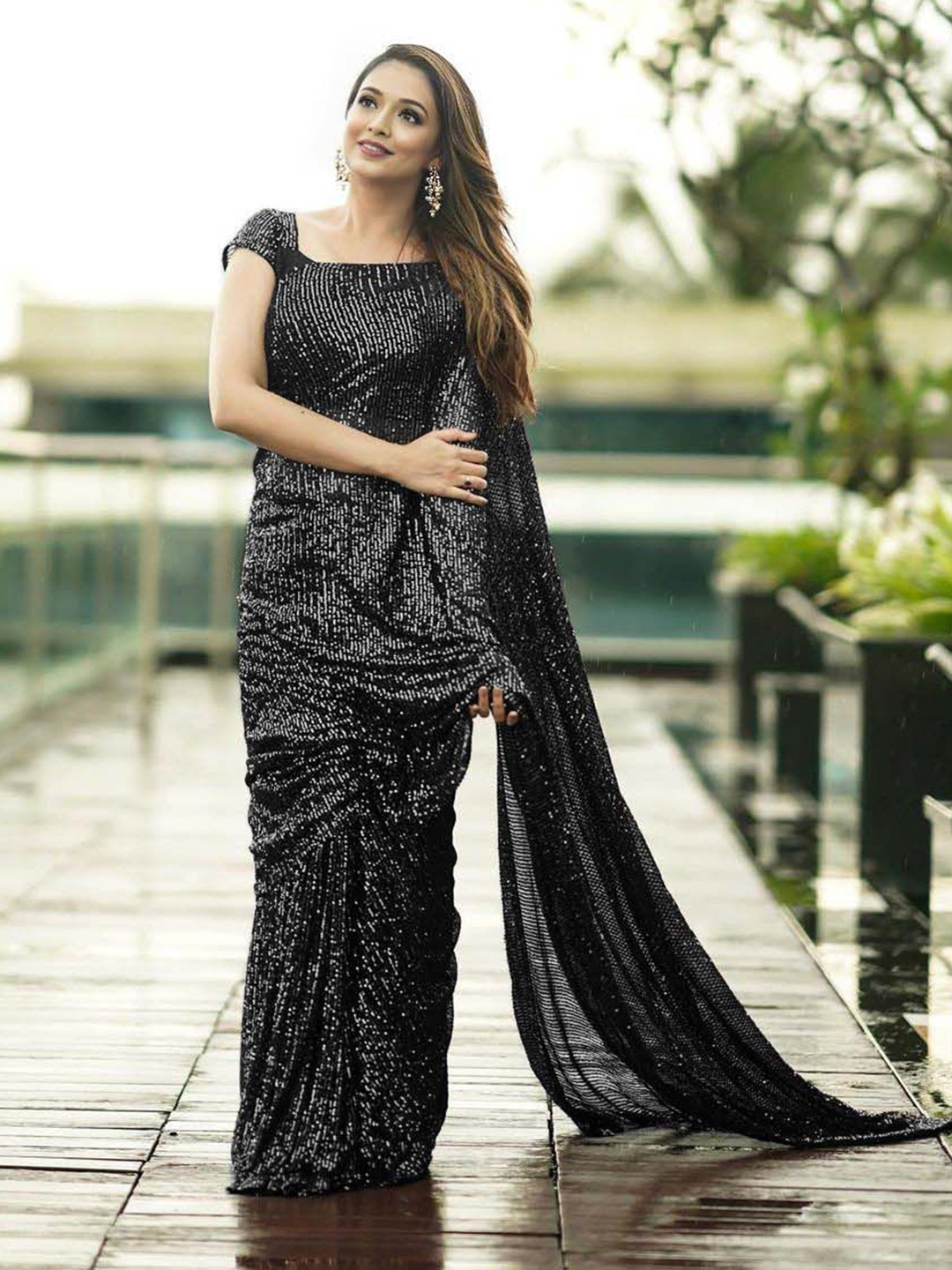 

MADHUR HAND WORK ART Embellished Sequinned Saree, Black
