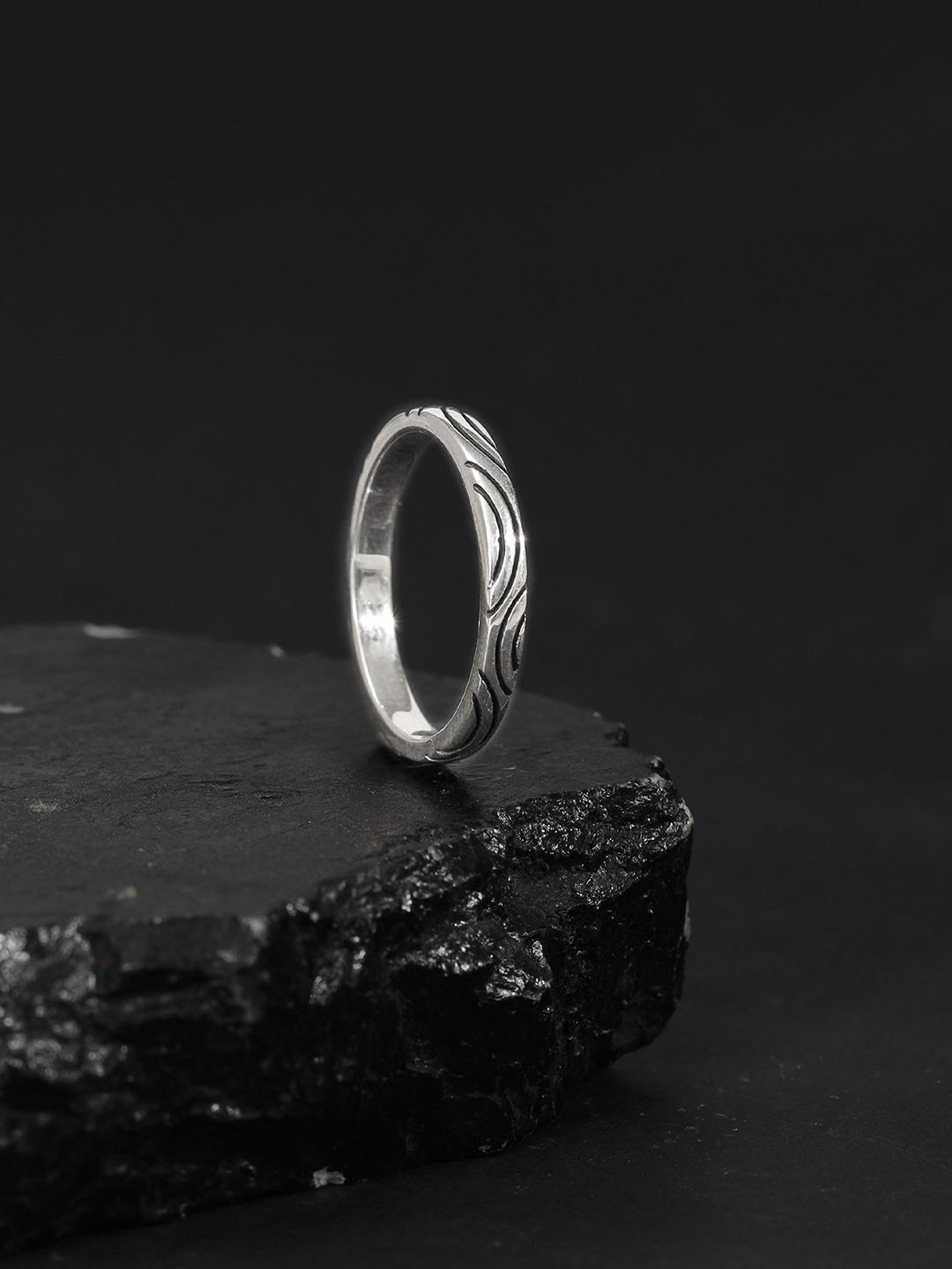 

GIVA Men 925 Silver Plated Oxidized Vibrant Wave Ring