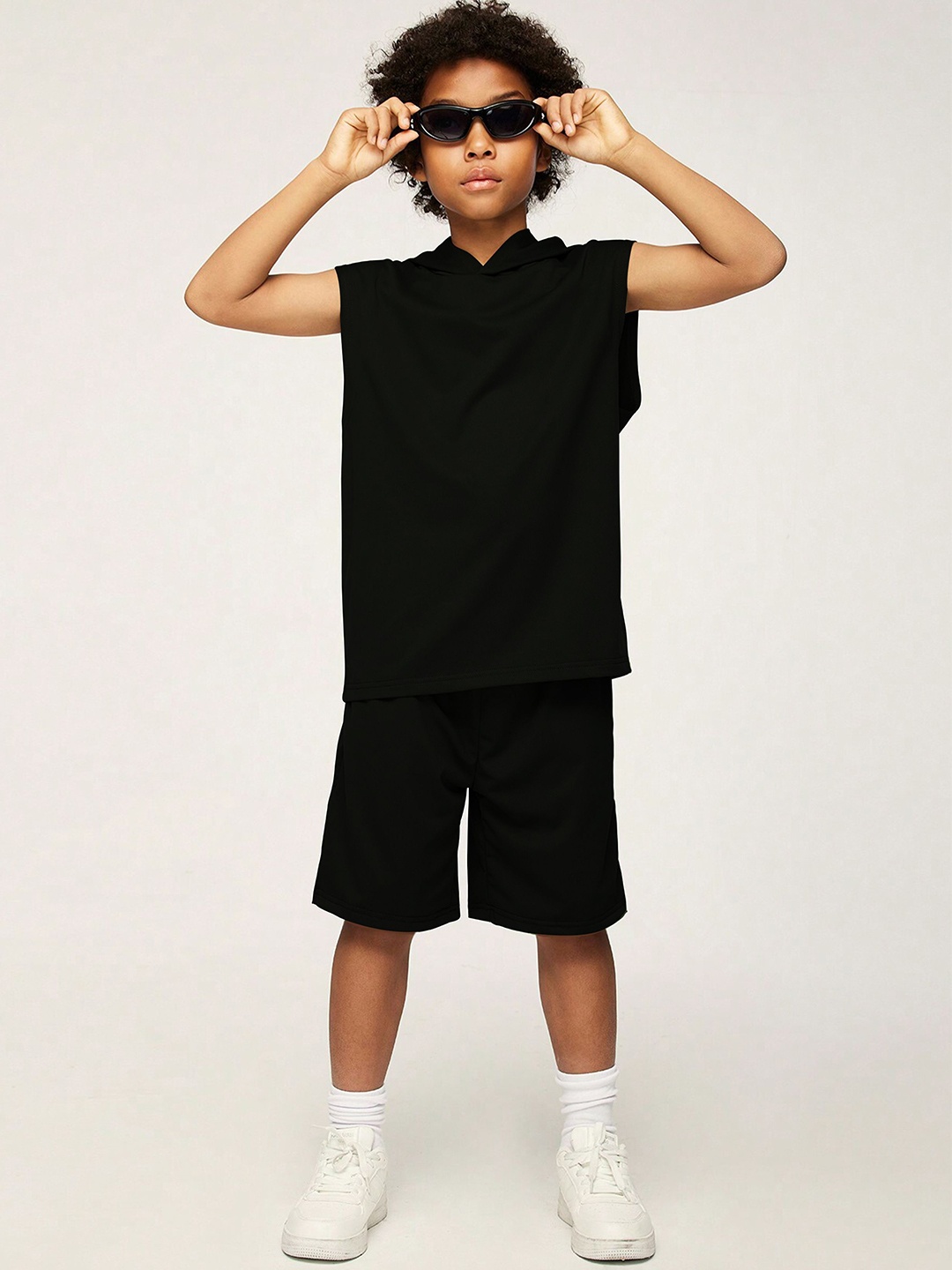 

LOCAVESTIR Boys Sleevless Hood T-shirt With Shorts, Black