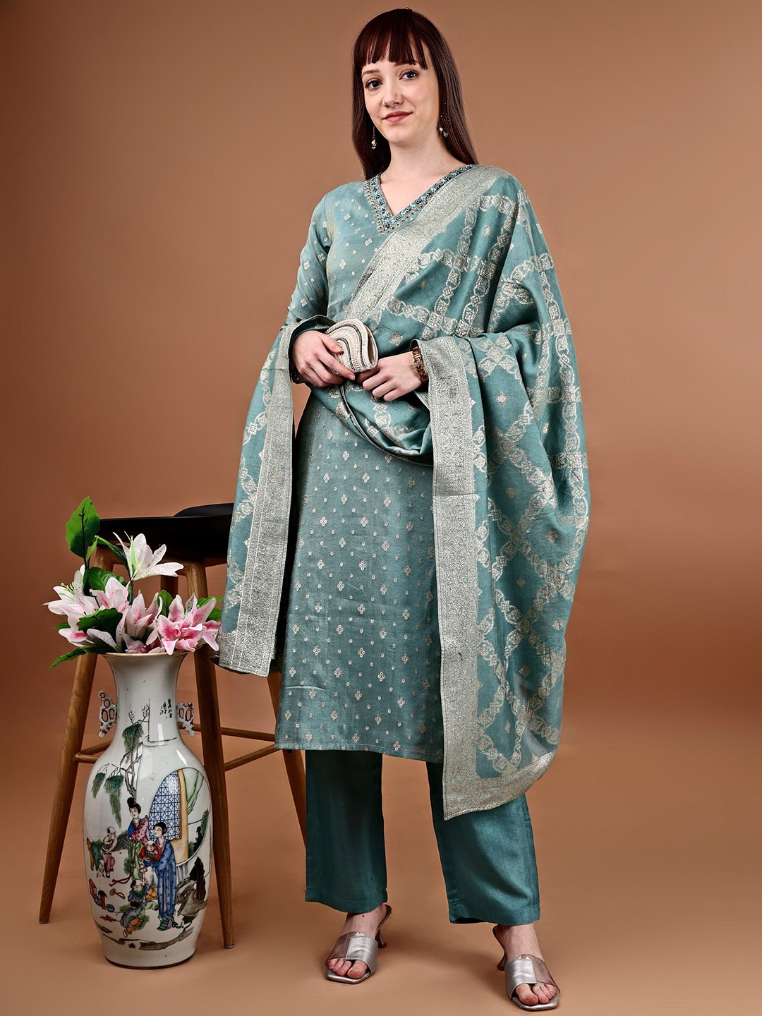 

Glomee Geometric Woven Design Pure Silk Straight Kurta With Trousers & Dupatta, Green
