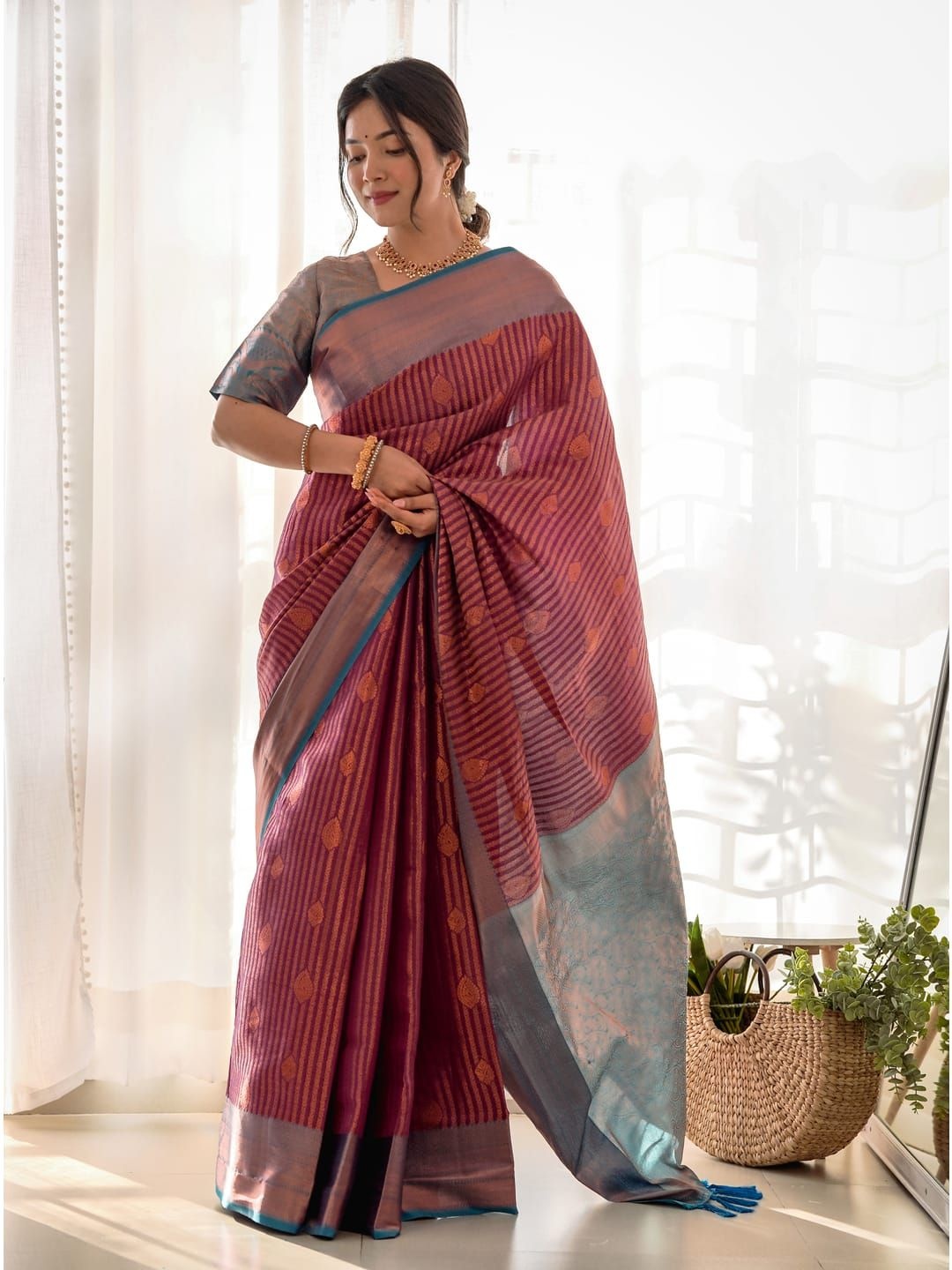 

House of Pataudi Woven Design Kanjeevaram Saree WithBlousePiece, Maroon