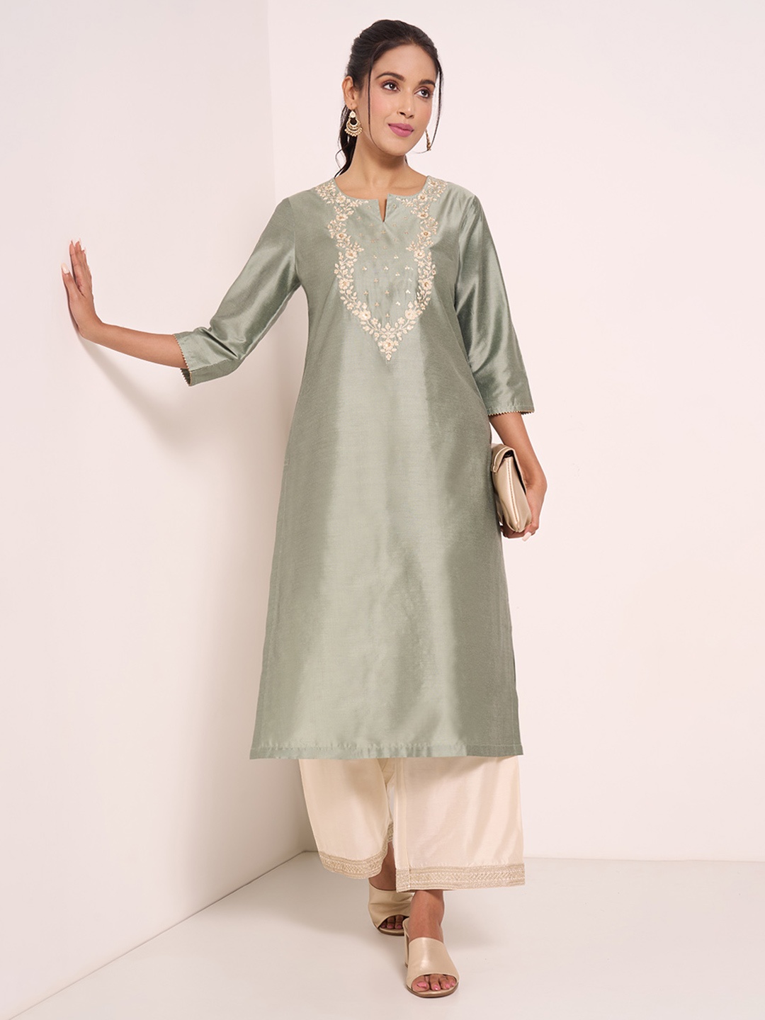 

RANGMANCH BY PANTALOONS Floral Yoke Design Thread Work Straight Kurta, Green