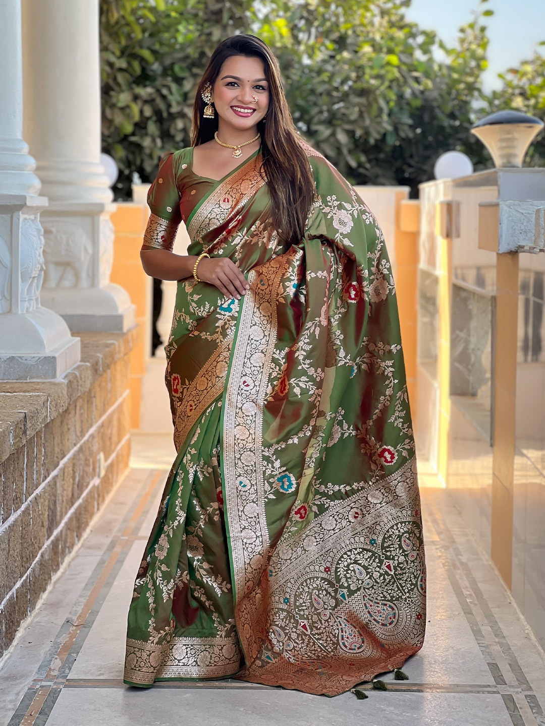 

VISVASTA Floral Woven Design Zari Silk Banarasi Saree With Unstitched Blouse Piece, Green