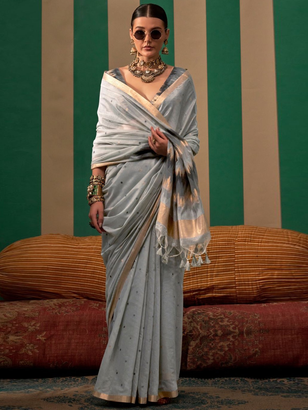 

DEVATITHI Woven Design Zari Silk Blend Saree, Grey