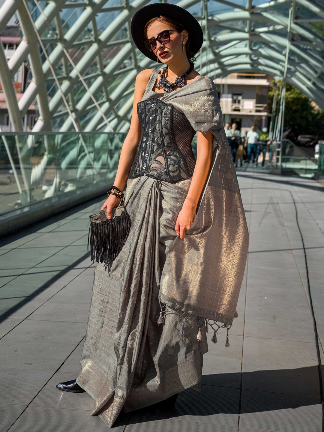

DEVATITHI Woven Design Zari Silk Blend Saree, Grey