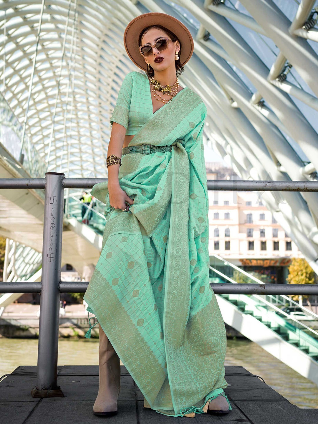 

DEVATITHI Woven Design Zari Silk Blend Saree, Green