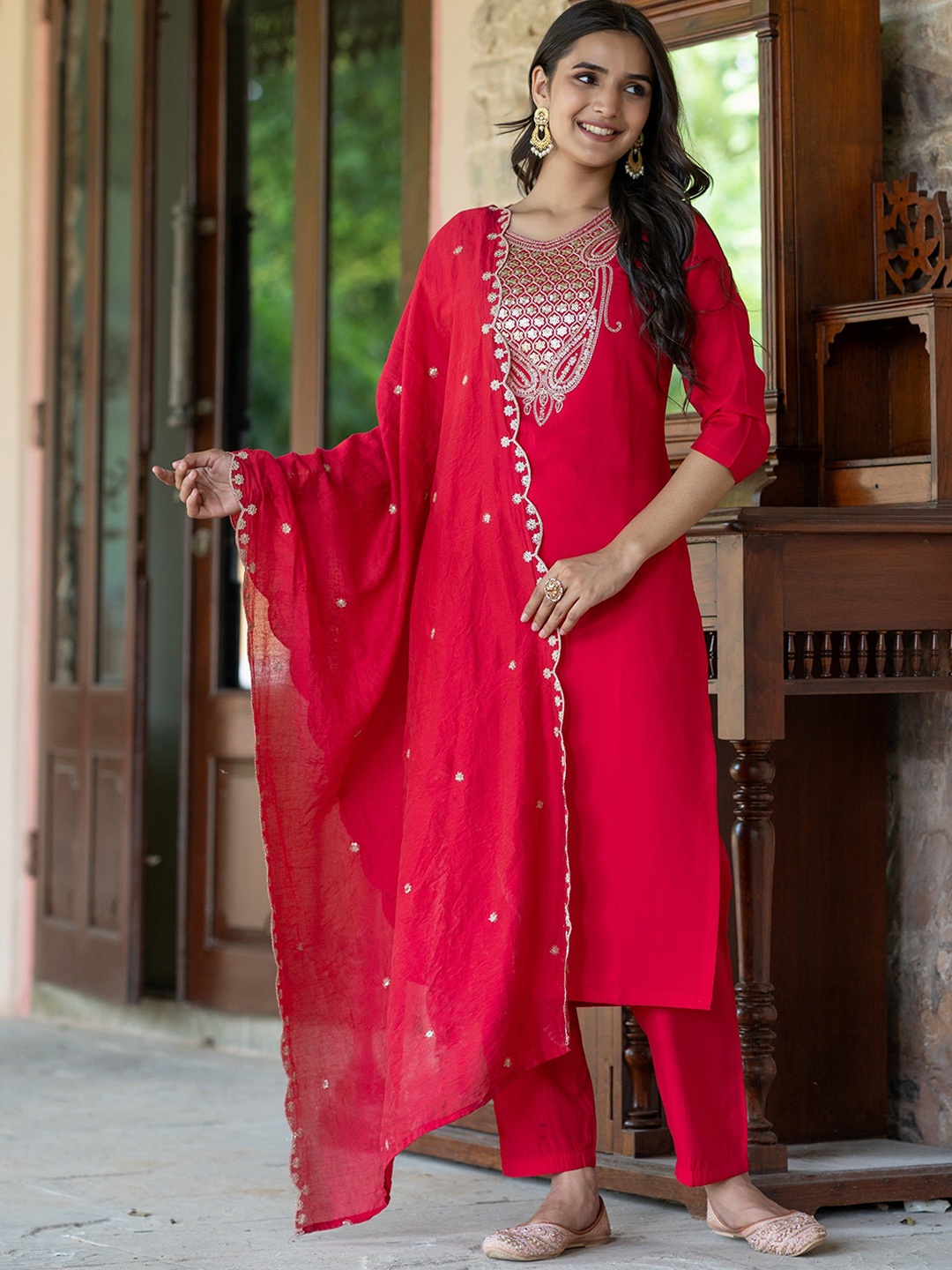 

ASPORA Women Floral Embroidered Regular Sequinned Chanderi Silk Kurta with Trousers & With Dupatta, Fuchsia