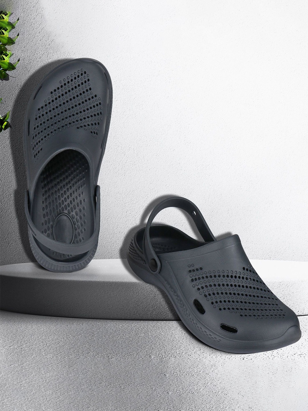 

DRACKFOOT Men Self Design Clogs, Black