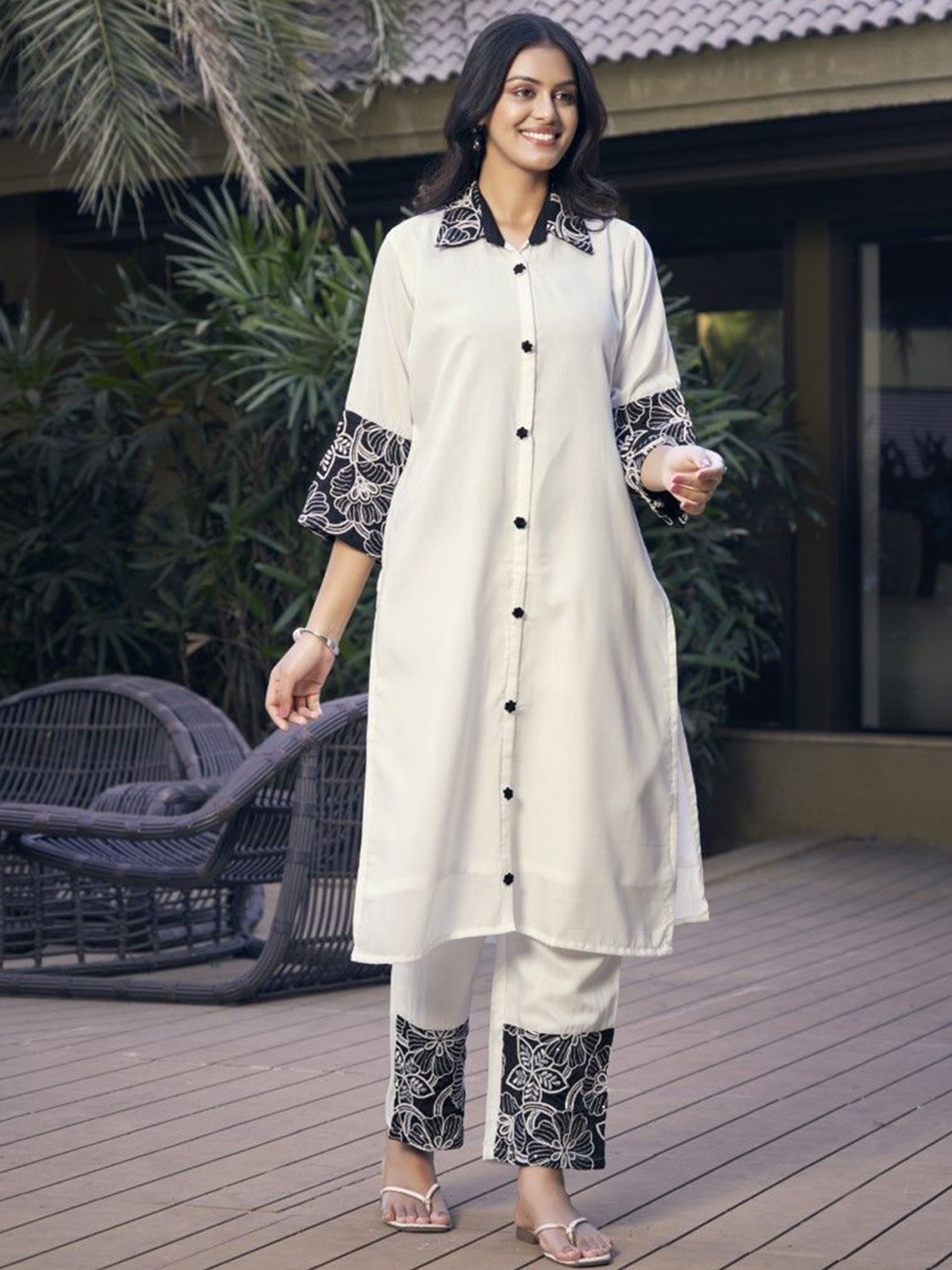 

HOUSE OF MIRA Floral Embroidered Shirt Collar Chanderi Silk A-Line Kurta With Trousers, White