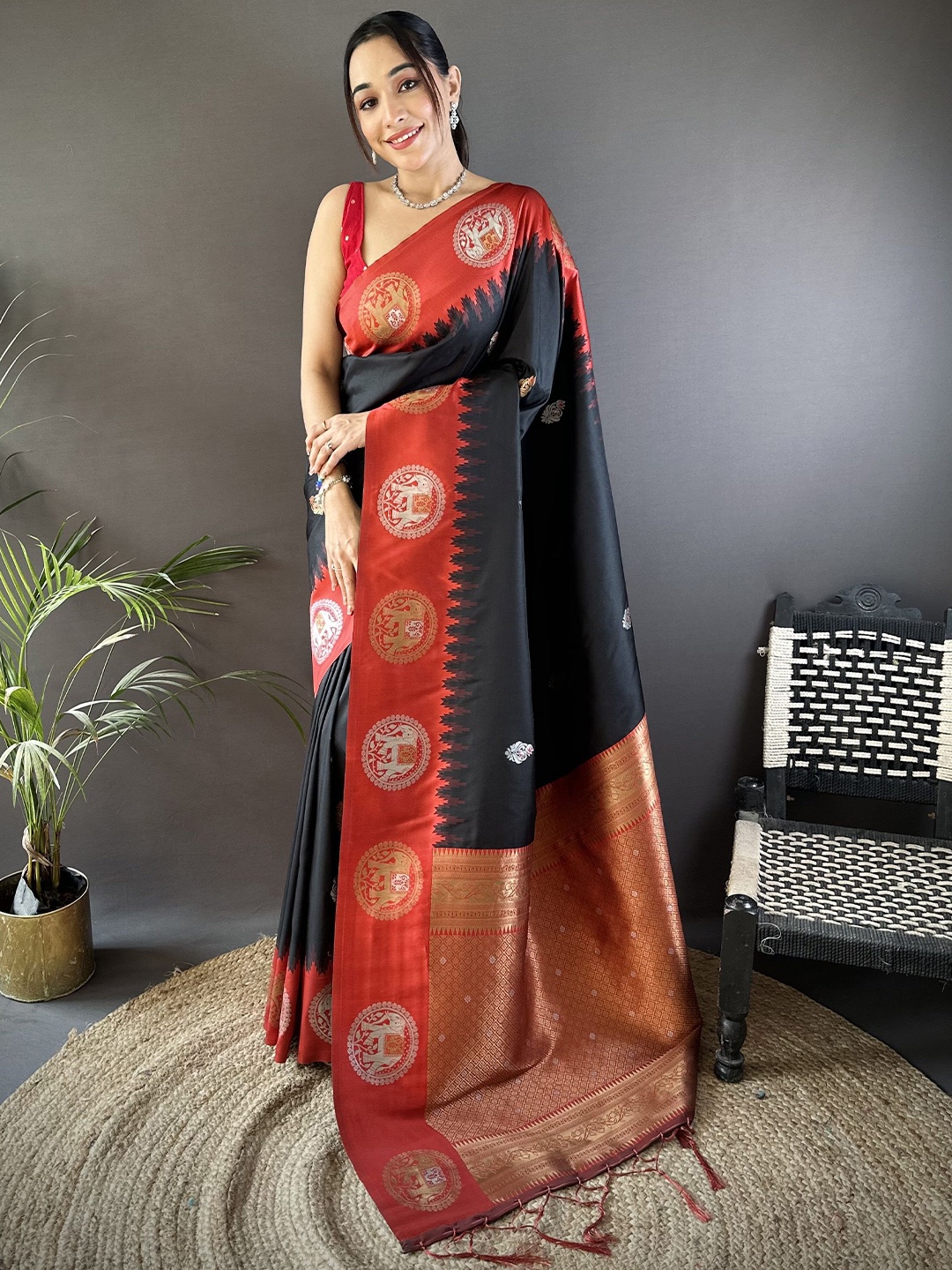

VEECHIS Ethnic Motifs Zari Banarasi Saree, Black