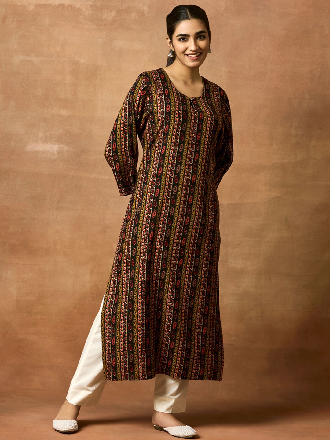

WOMEN PLUS Ethnic Motifs Printed Keyhole Neck Straight Kurta, Black