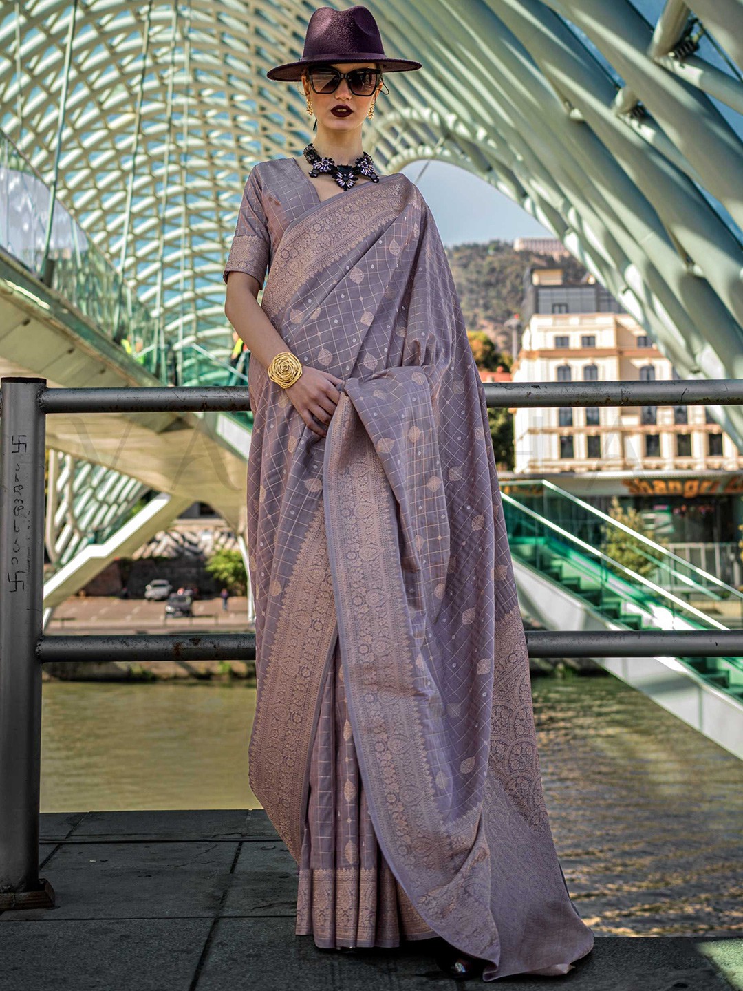 

DEVATITHI Woven Design Zari Silk Blend Saree, Purple