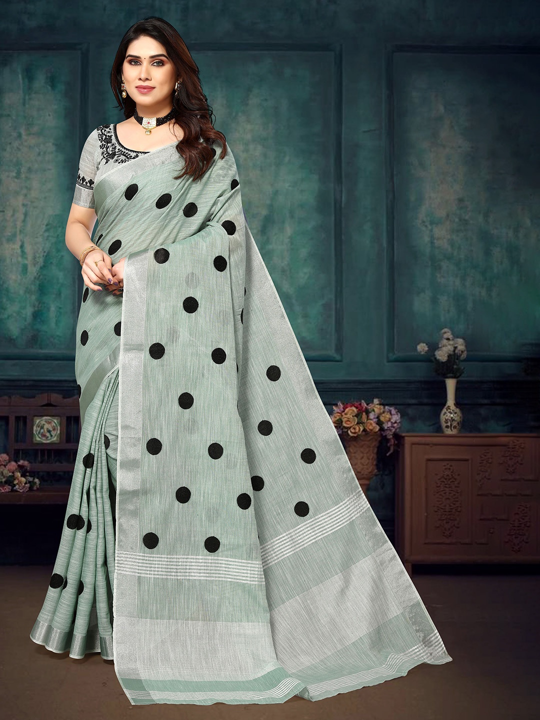 

VIRENDRA TEXTILES Polka Dot Embroidered Zari Pure Cotton Saree, Green