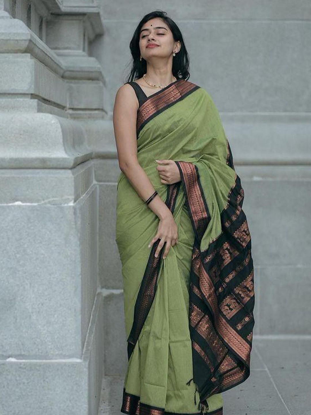 

PAYAL CREATION Zari Banarasi Saree, Green