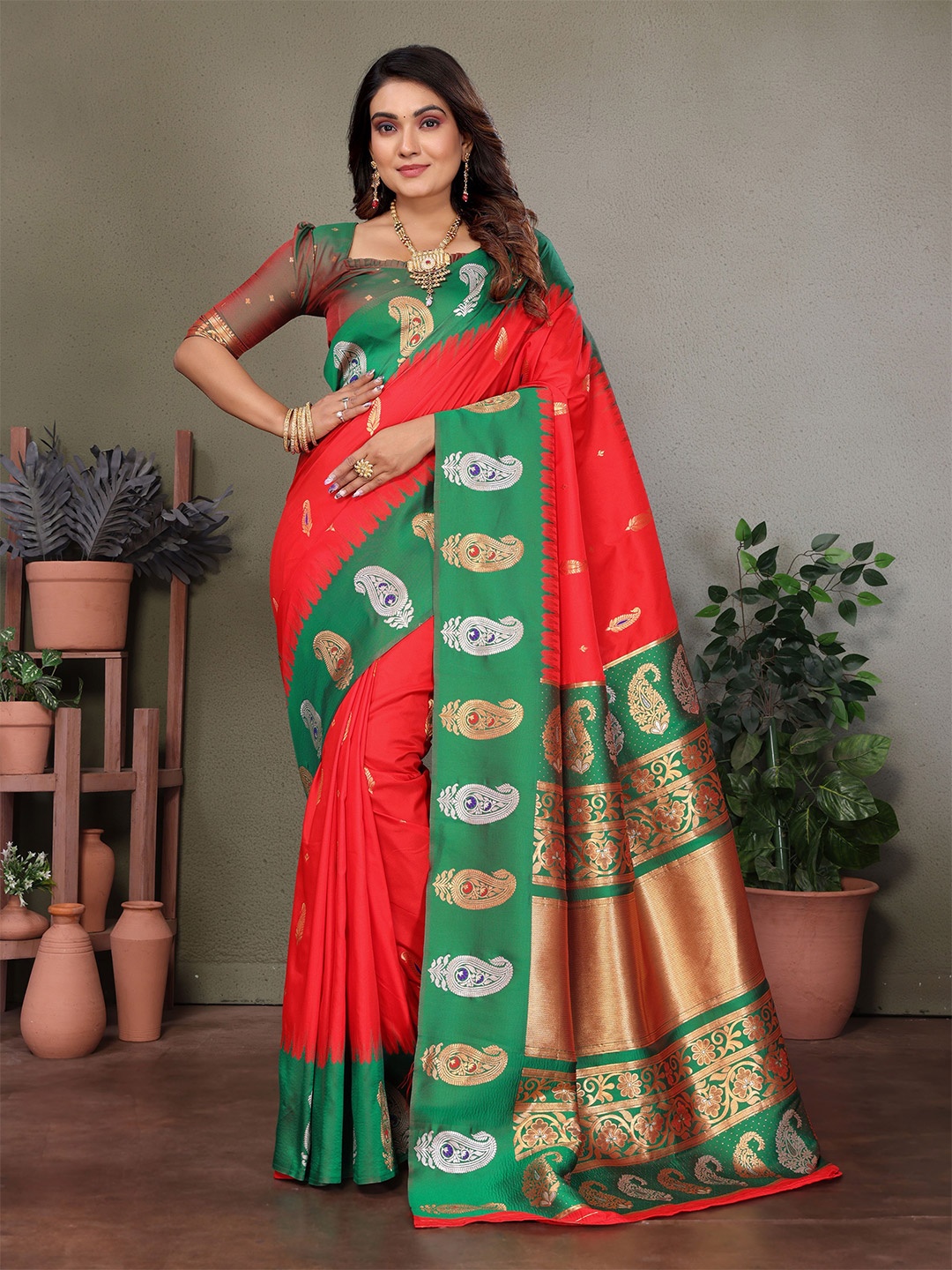 

VEECHIS Woven Design Zari Banarasi Saree, Red