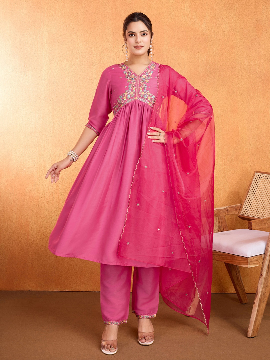 

SUAAC Plus Size Floral Yoke Design V-Neck Empire A-Line Kurta With Trouser And Dupatta, Pink