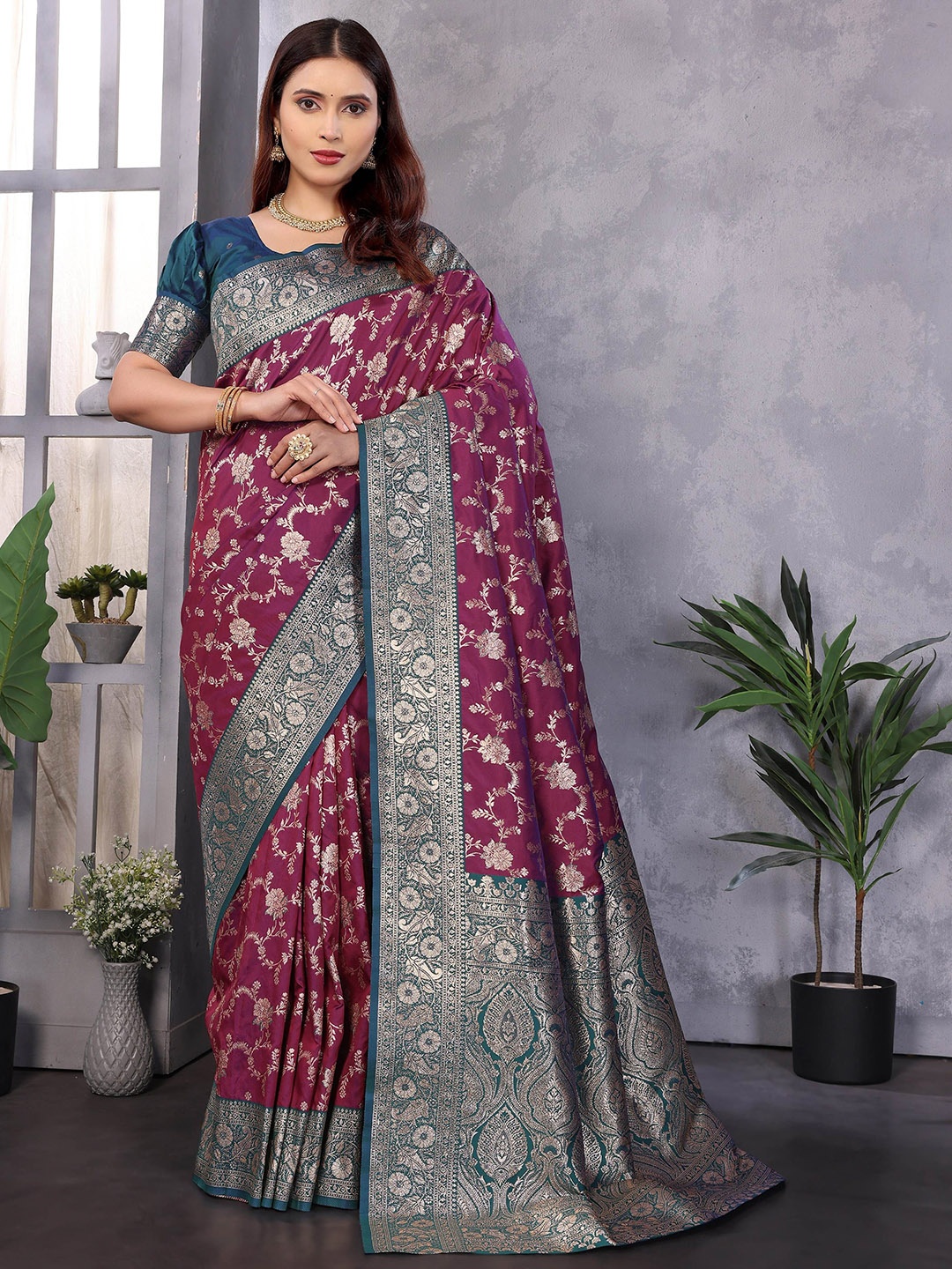 

VEECHIS Woven Design Zari Banarasi Saree with Contrast Weaving Border ., Purple