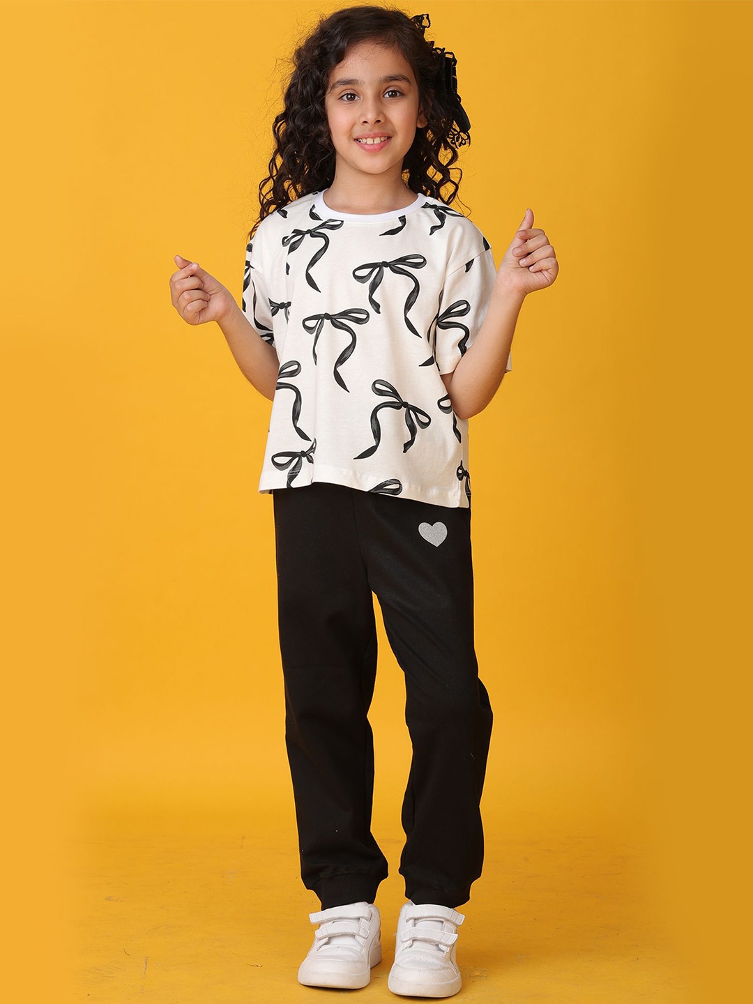 

Anthrilo Girls Printed Round Neck T-Shirt With Joggers Set, White