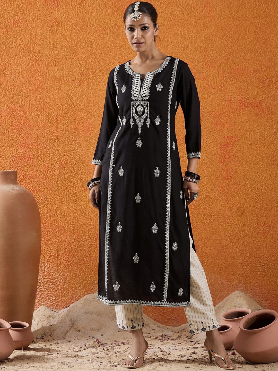

Indo Era Floral Embroidered Notch Neck Thread Work Straight Kurta With Trousers, Black