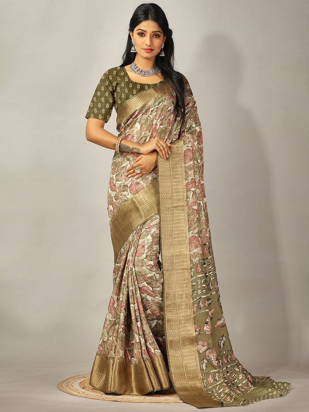 

VIRENDRA TEXTILES Floral Printed Zari Saree, Green