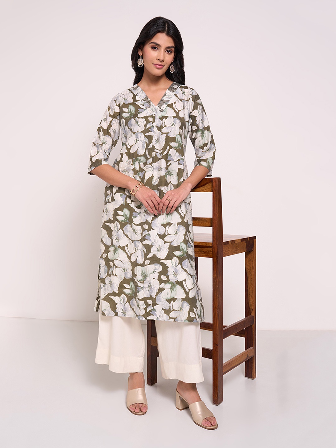 

RANGMANCH BY PANTALOONS Floral Printed V-Neck Straight Kurta, Olive