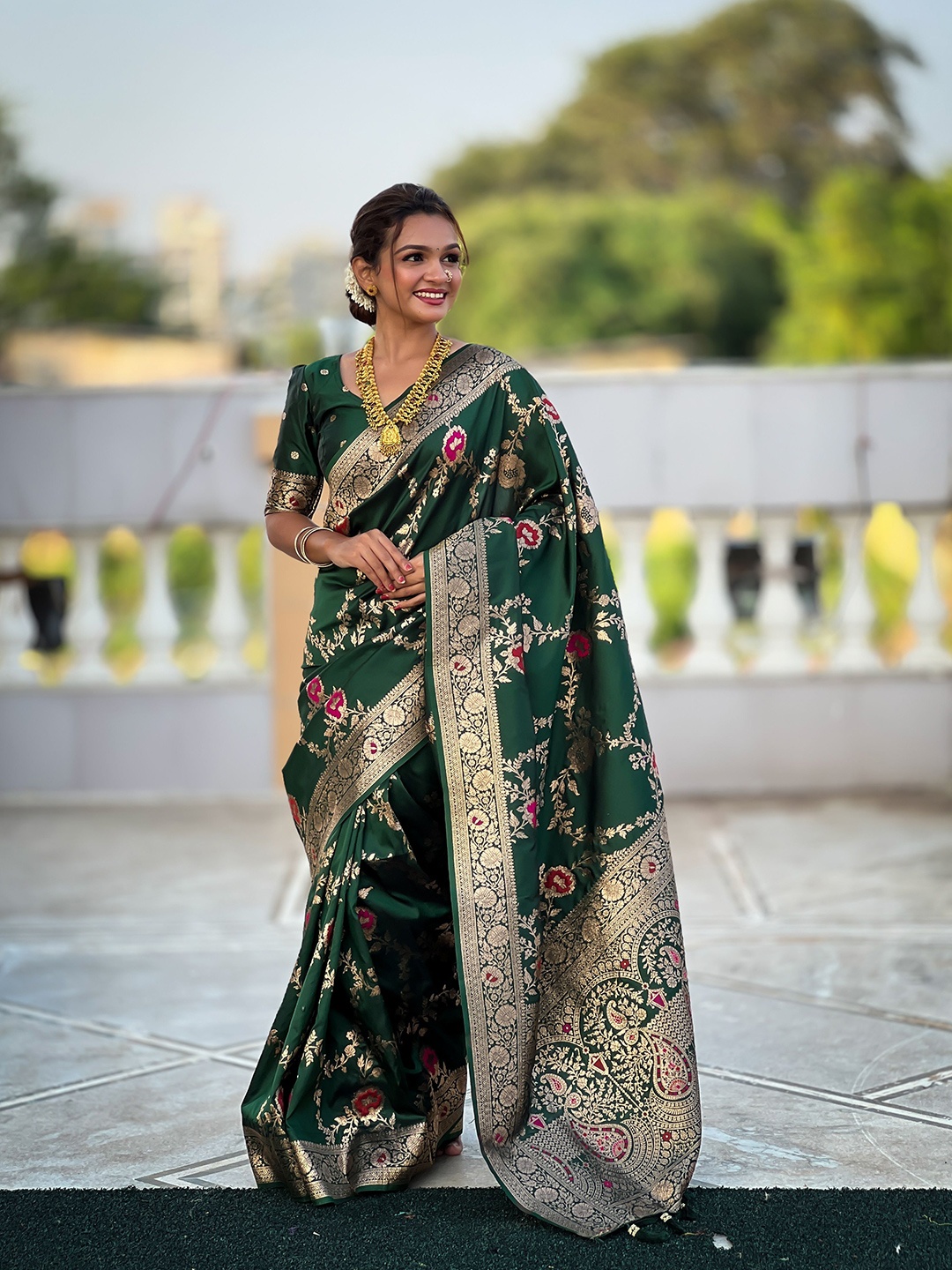 

VISVASTA Woven Design Zari Banarasi Saree, Green
