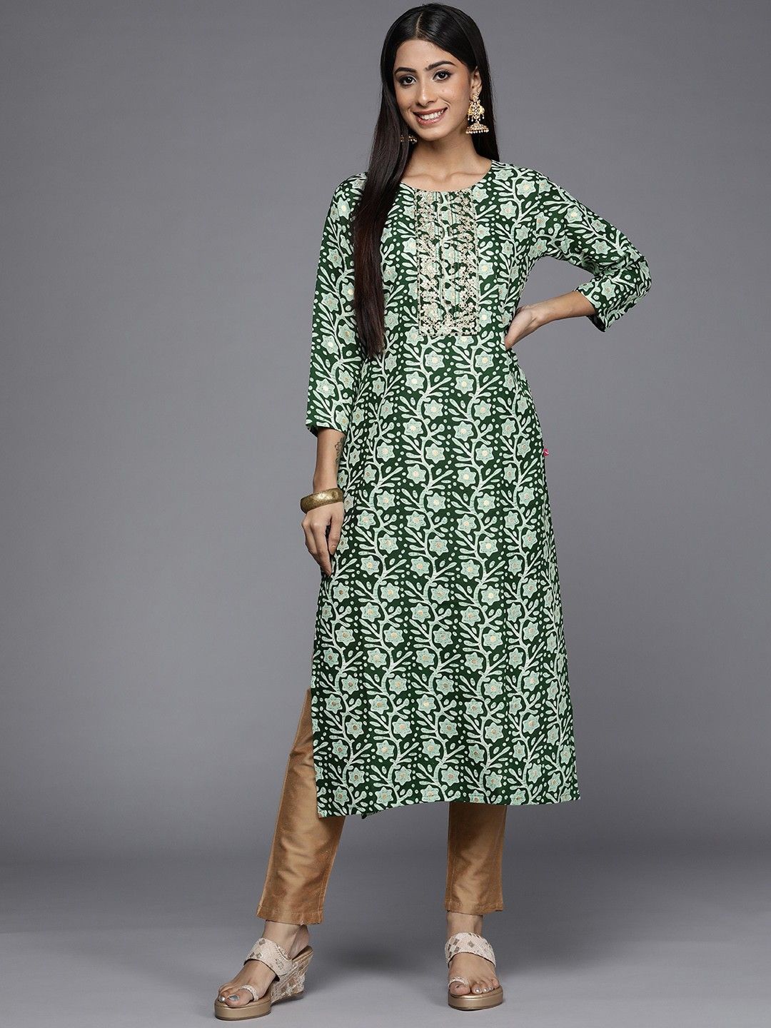 

DIVASTRI Floral Printed Sequnnied Round Neck Screen Print Cotton Straight Kurta, Green