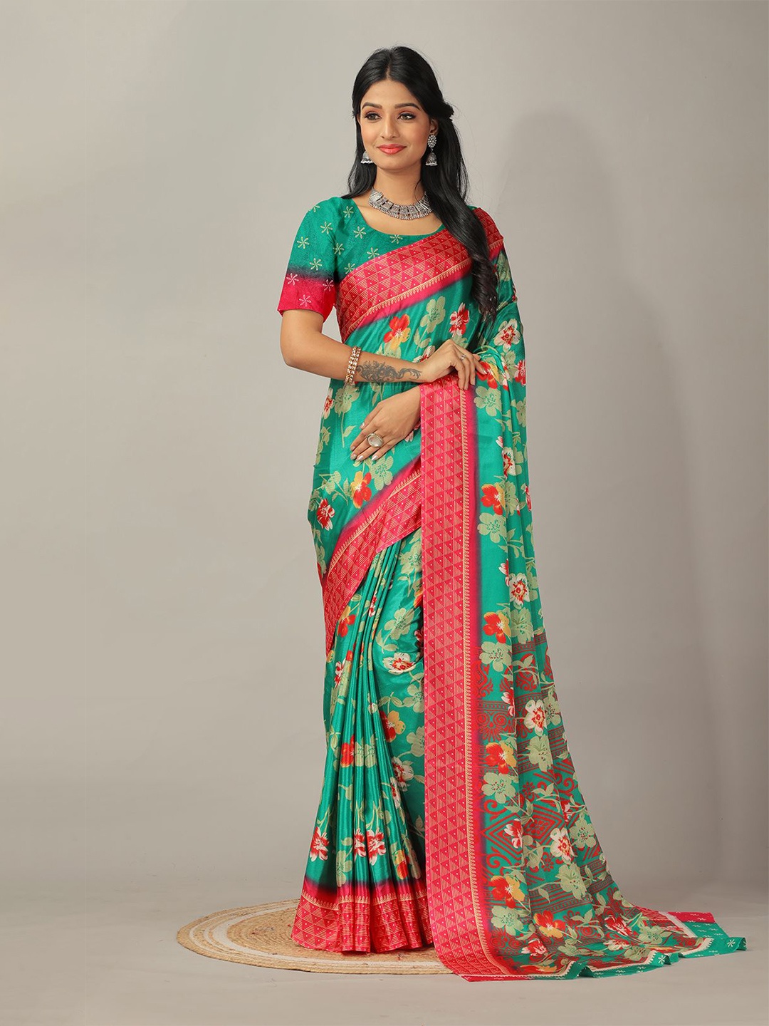 

VIRENDRA TEXTILES Floral Printed Saree, Green