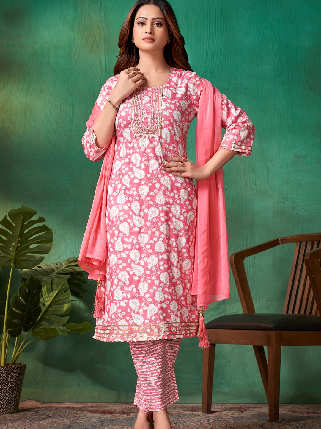 

Sangria Floral Printed Pure Cotton Straight Kurta With Trousers & Dupatta, Pink