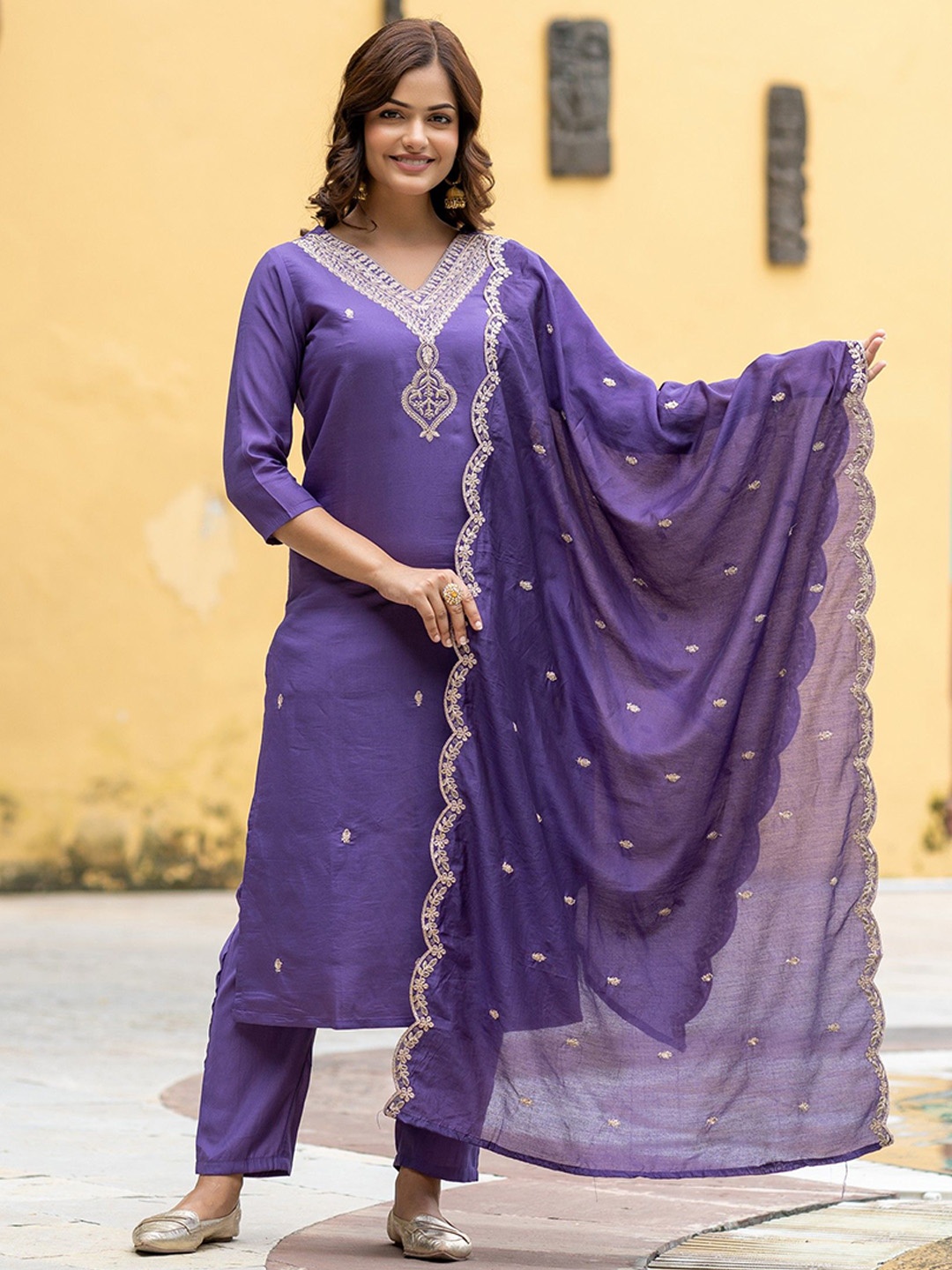 

ASPORA Women Floral Embroidered Regular Sequinned Chanderi Silk Kurta with Trousers & With Dupatta, Lavender