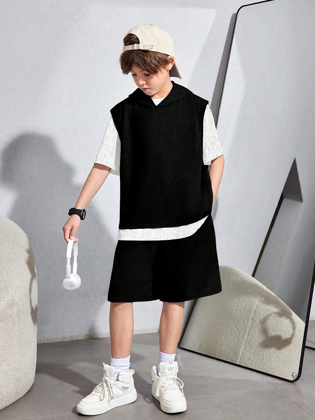 

LOCAVESTIR Boys T-shirt And Shorts With Sleevless Hooded, Black