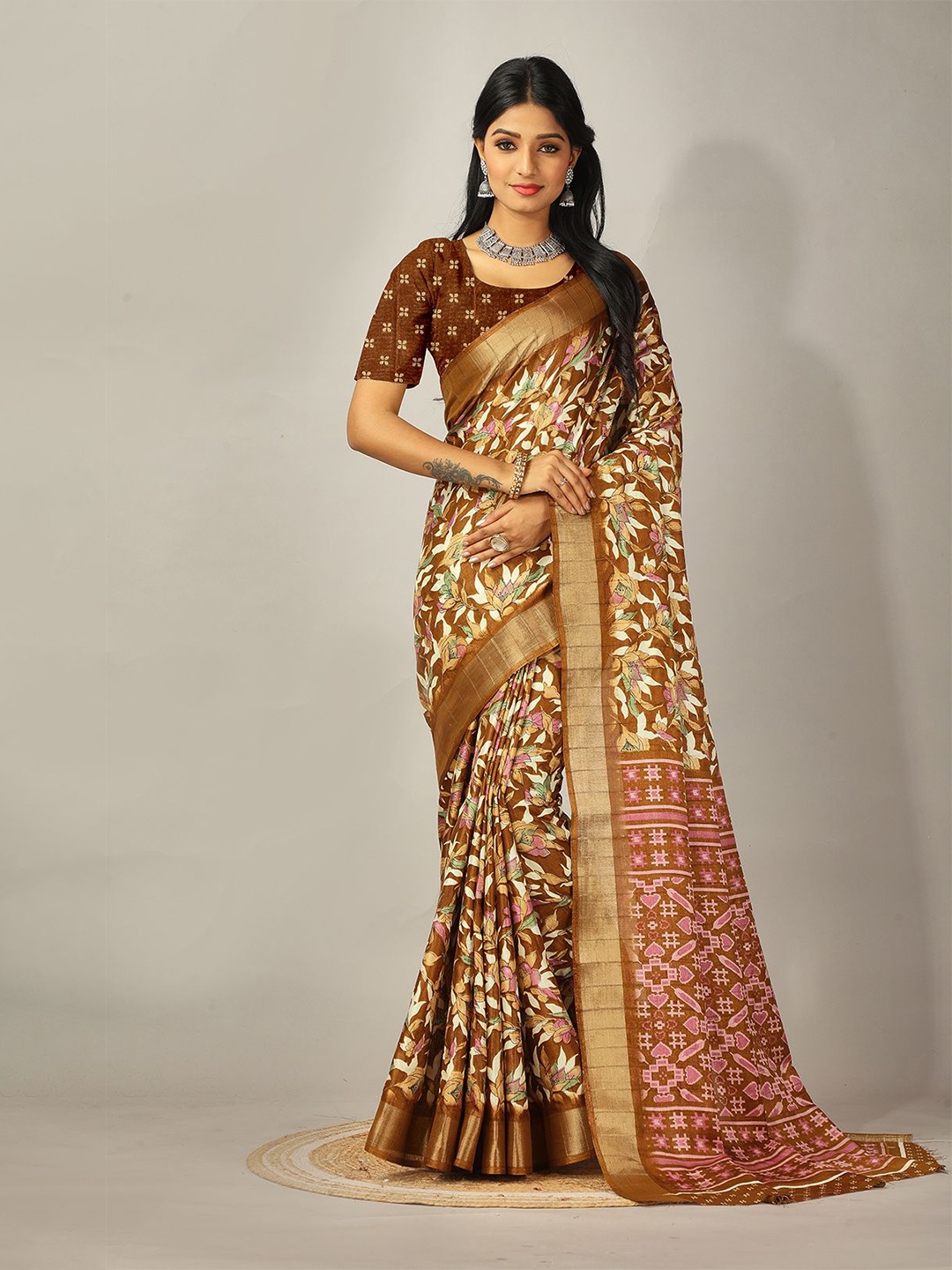 

VIRENDRA TEXTILES Floral Pure Crepe Saree, White