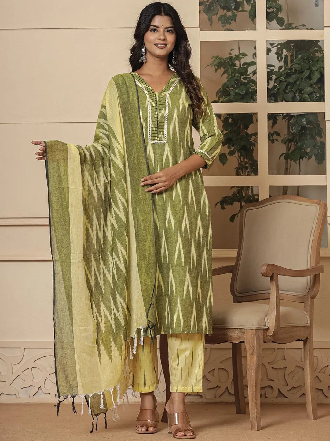 

MissKurti Geometric Printed V-Neck Pure Cotton Straight Kurta With Trousers & Dupatta, Green