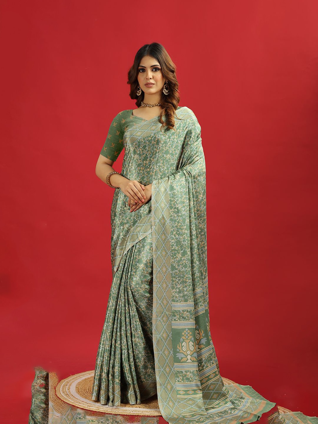 

VIRENDRA TEXTILES Floral Pure Crepe Saree, Green