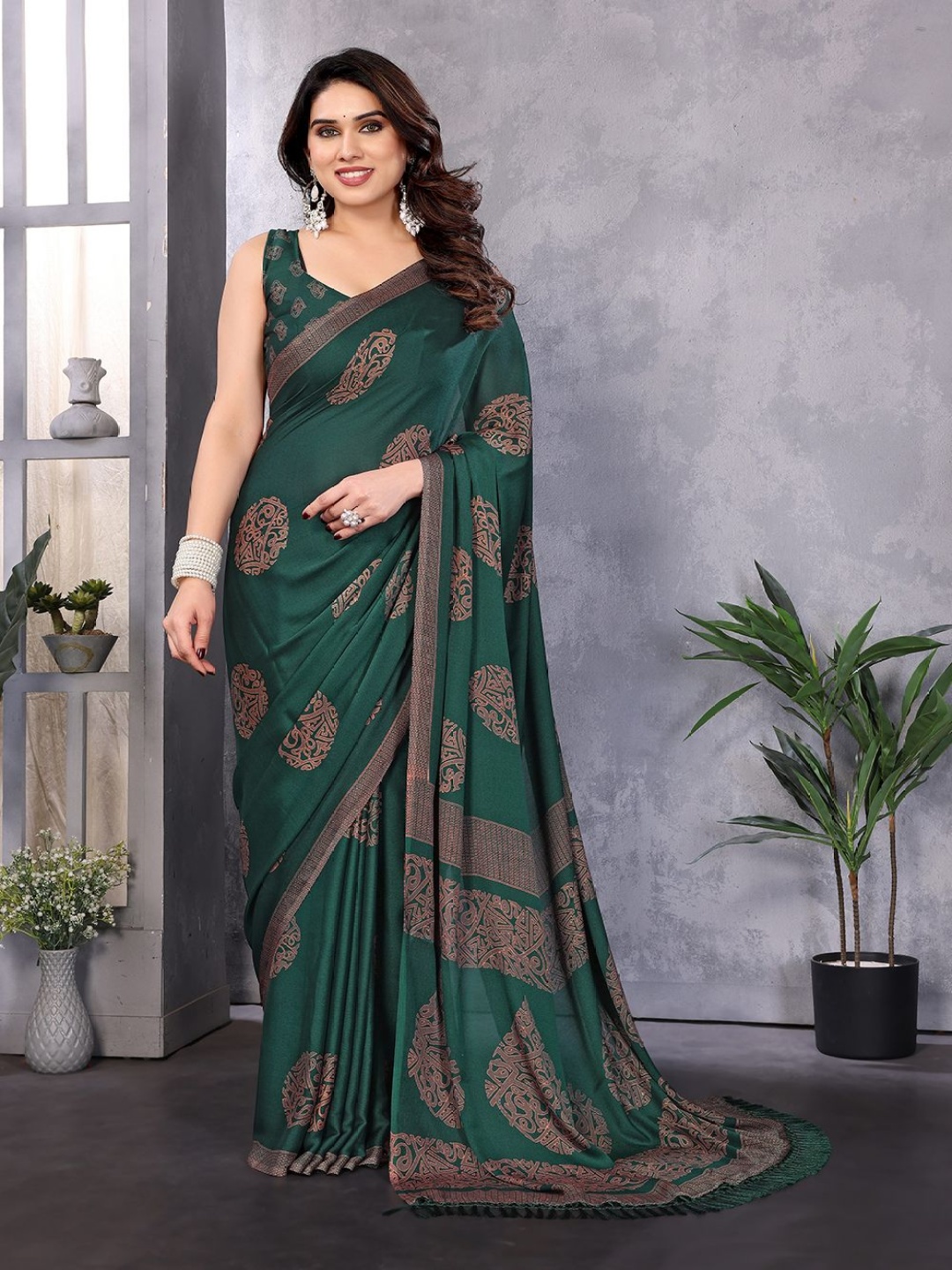 

FABMORA Embellished Block Print Saree, Green