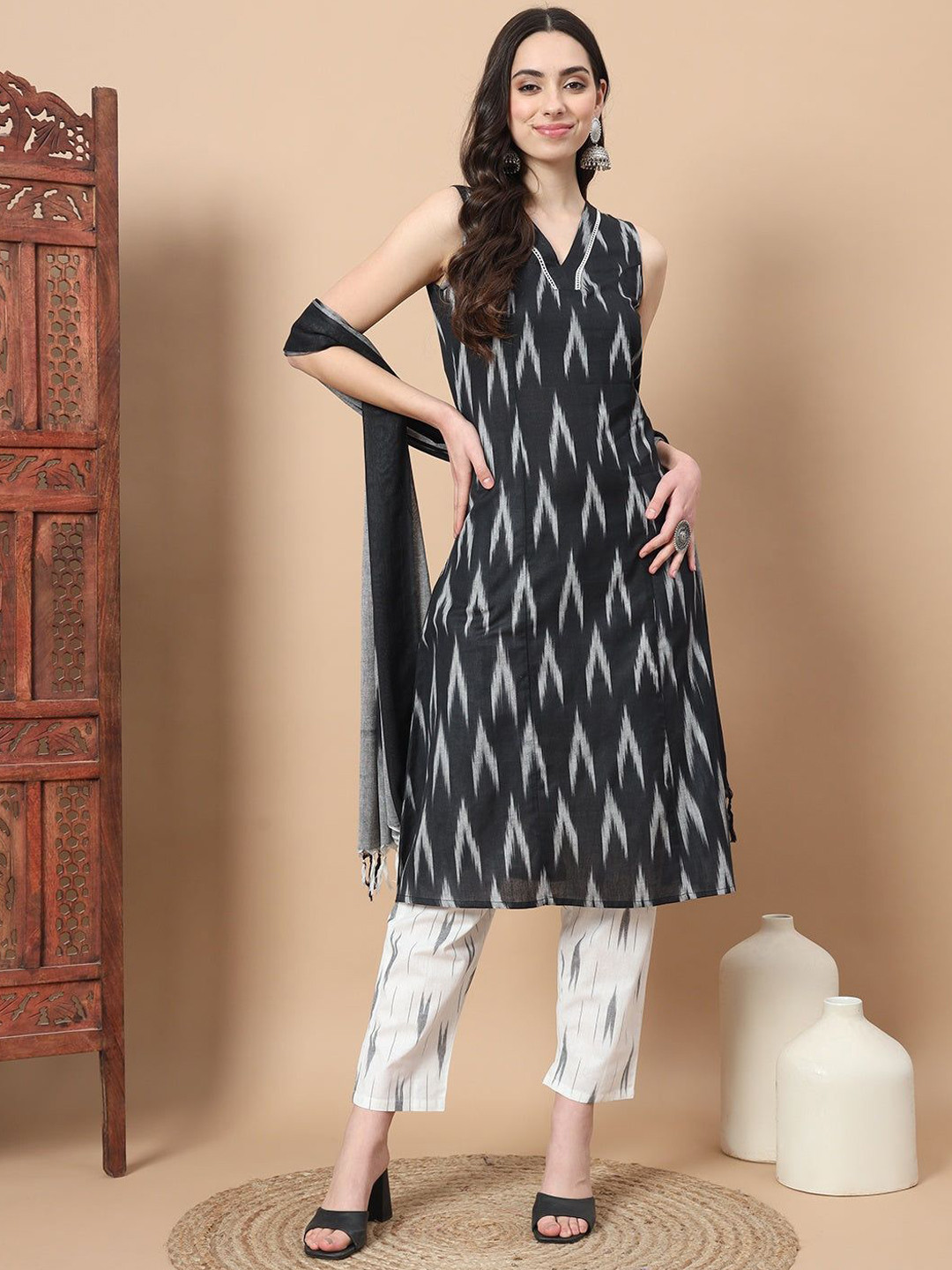 

MissKurti Geometric Printed V-Neck Sleeveless Pure Cotton Kurta With Trousers & Dupatta, Black