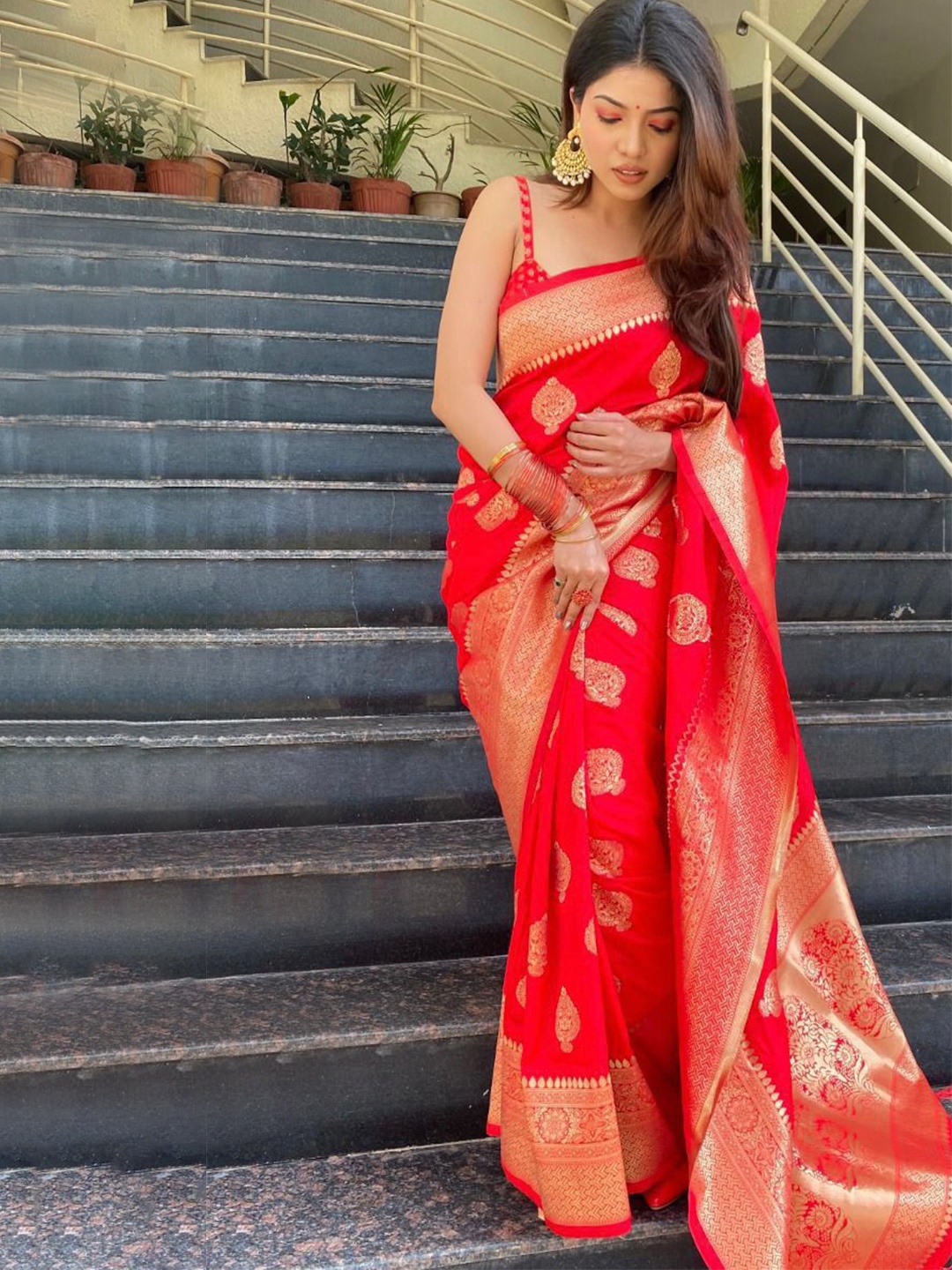 

PAYAL CREATION Floral Embroidered Banarasi Saree, Red