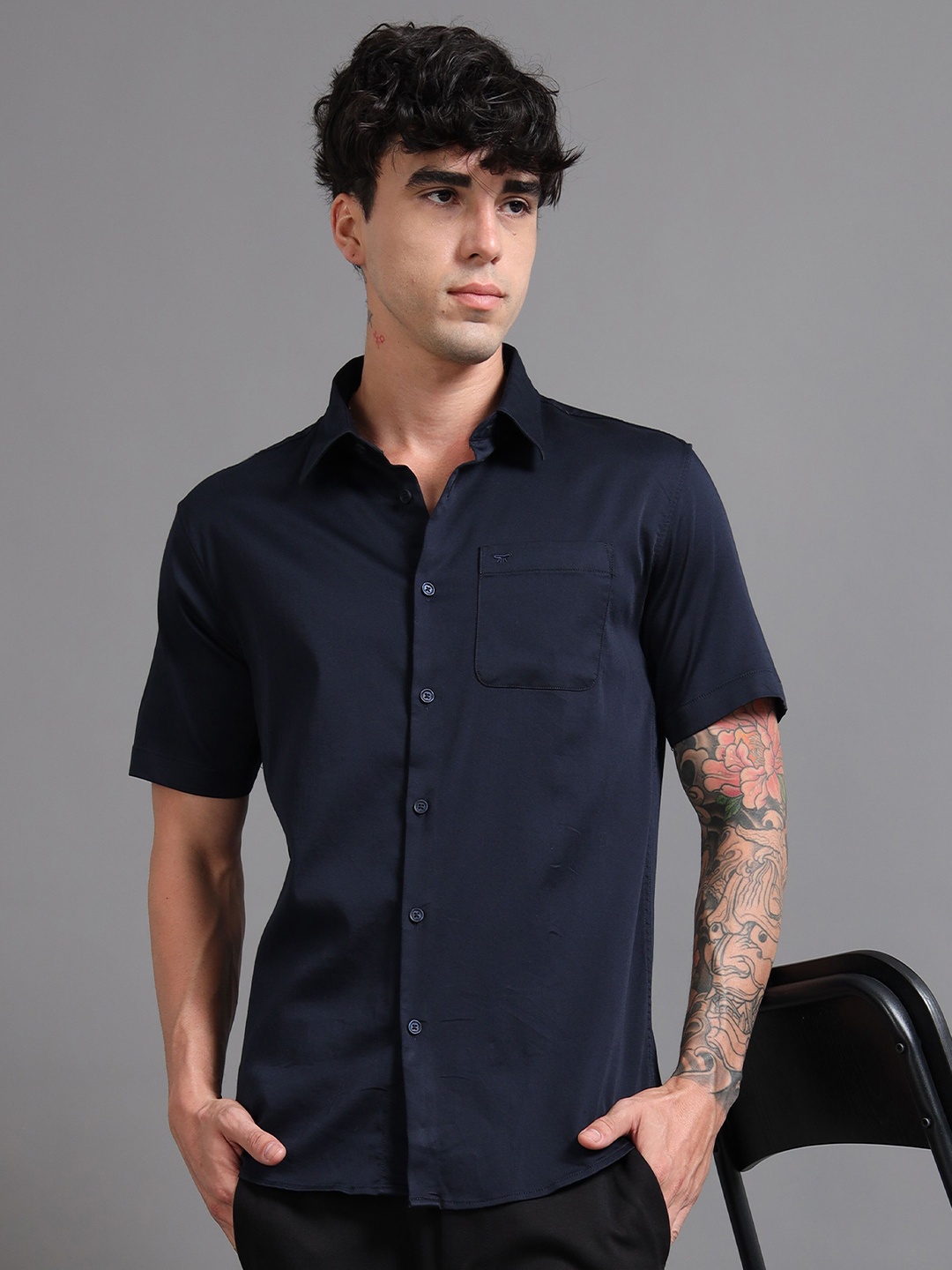 

RIGS AND RAGS Men Custom Fit Spread Collar Solid Satin Casual Shirt, Navy blue