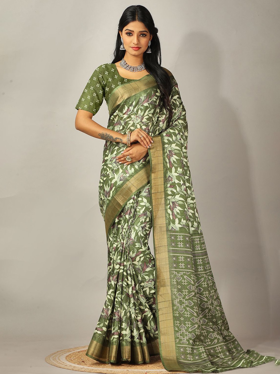 

VIRENDRA TEXTILES Floral Pure Crepe Saree, Green