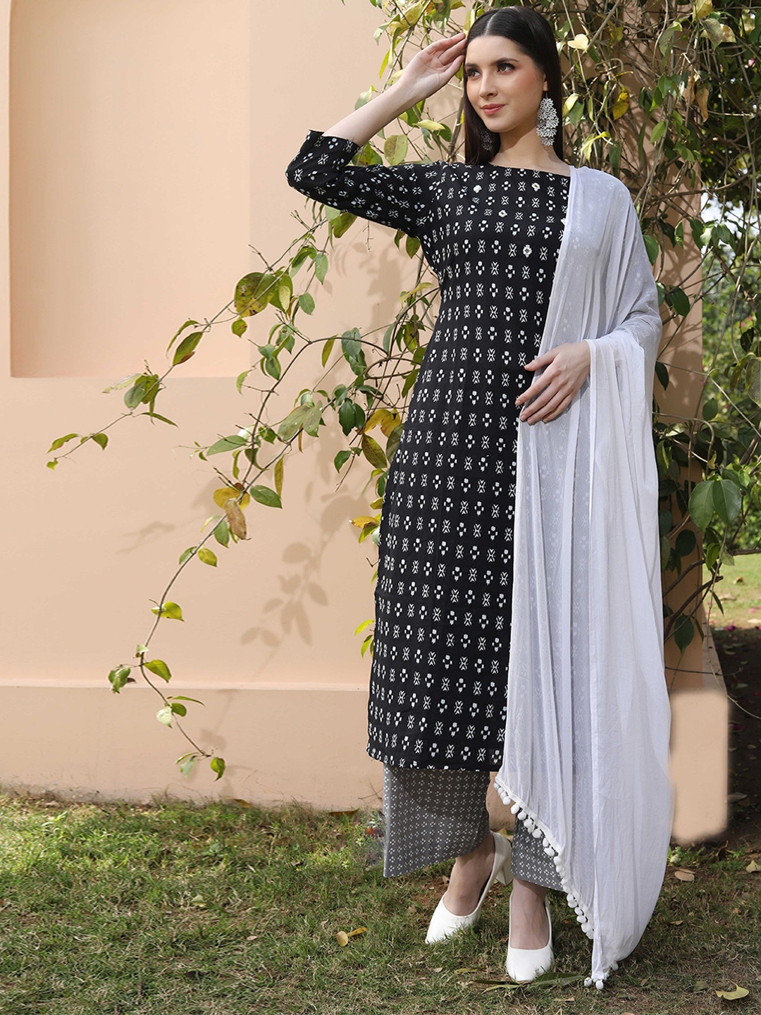 

Fourleaf Floral Printed Round Neck Pure Cotton Straight Kurta with Palazzos & Dupatta, Black