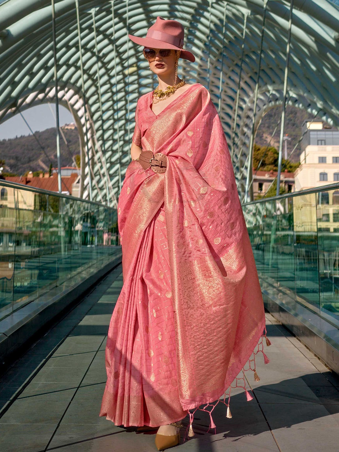 

DEVATITHI Woven Design Zari Silk Blend Saree, Pink